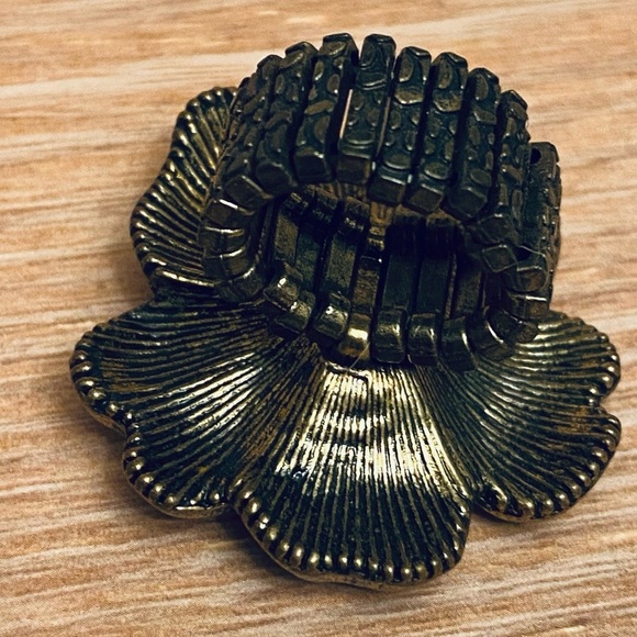 Avenue Women’s Large Two Layered Flower Gold & Silver Fashion Finger Ring - Picture 2 of 6